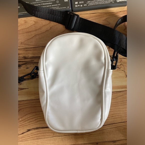 Ghost face/ Scream lot of 3 ghost face crossbody bag and 2 DVDs all like new - Picture 4 of 13